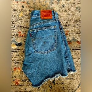 Levi’s 501 mid thigh shorts size 25